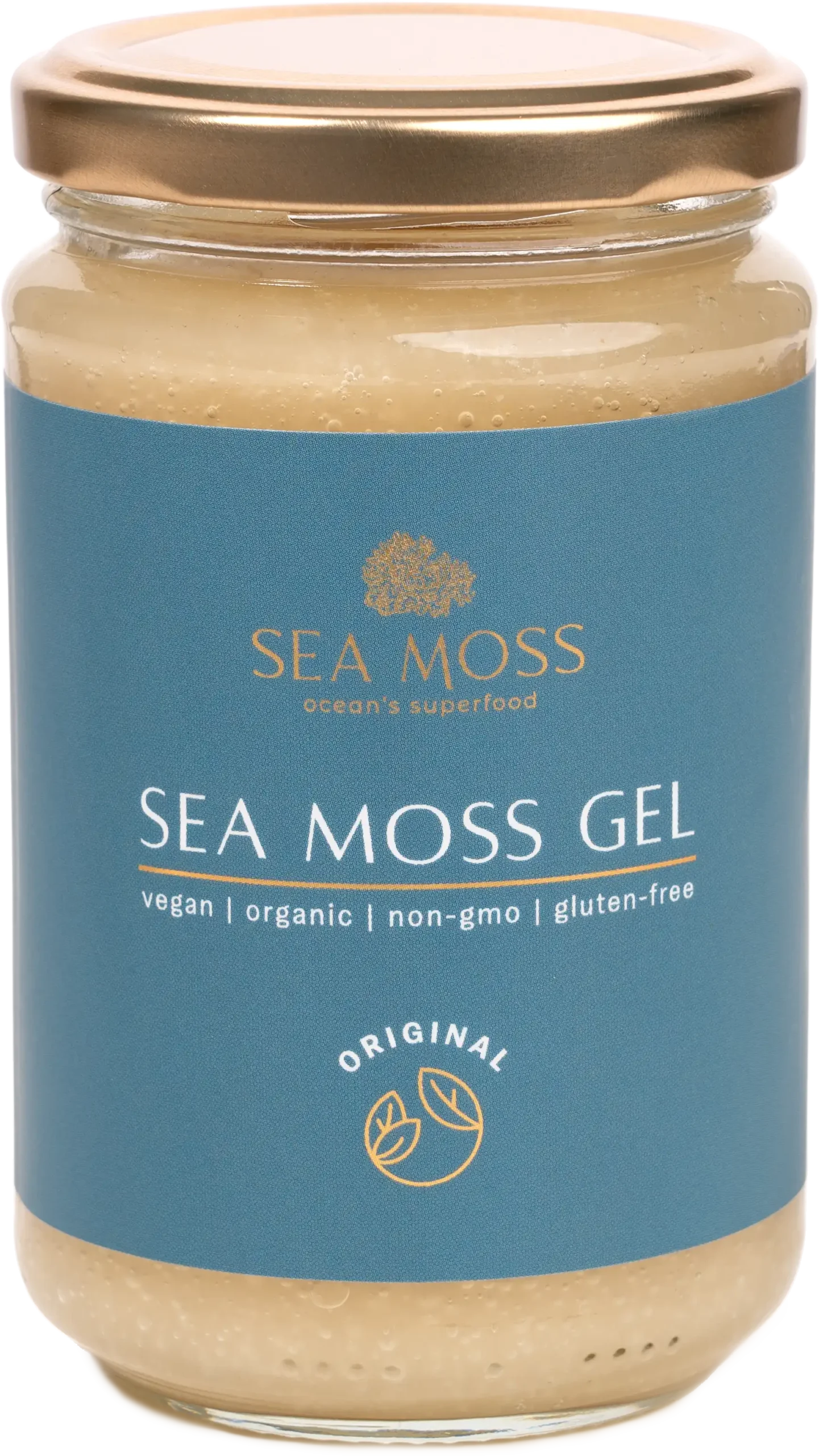 Słoik żelu Sea Moss z niebieską etykietą. Na etykiecie widnieje napis „Sea Moss Oceans Superfood” i wymienione są atrybuty: wegański, organiczny, bez GMO, bezglutenowy. Słoik ma złotą pokrywkę i zawiera jasnobeżowy żel.
