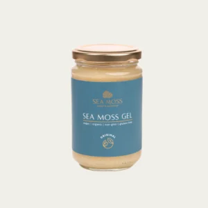 Słoik żelu z mchu morskiego z niebieską etykietą z napisem „Mech morski: organiczny, wegański, bez GMO, bezglutenowy”. Słoik ma złotą pokrywkę, a na etykiecie znajduje się również logo z drzewem i słowami „Zielony i piękny” oraz „Oryginalny”.