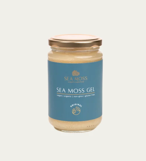 Słoik żelu z mchu morskiego z niebieską etykietą z napisem „Mech morski: organiczny, wegański, bez GMO, bezglutenowy”. Słoik ma złotą pokrywkę, a na etykiecie znajduje się również logo z drzewem i słowami „Zielony i piękny” oraz „Oryginalny”.